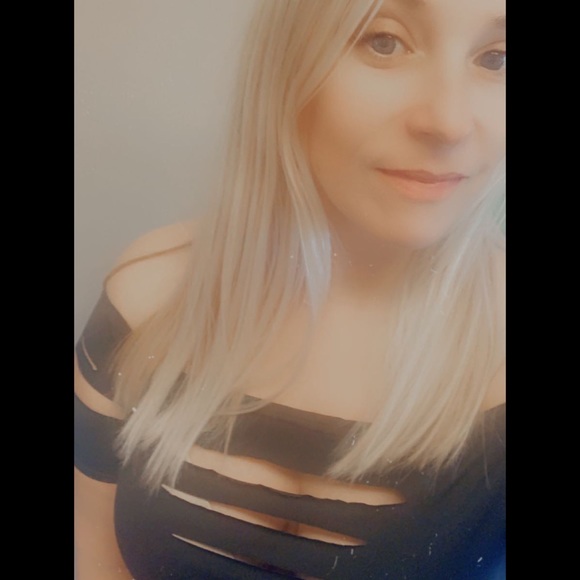 Meet Your Fellow Posh Addict 💜 - Picture 3 of 9